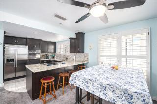 Roomy 2Br W- Large Patio, Firepit Ocean Views Near Beach By Beachview Rentals - Newport Beach - 3