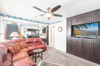 Roomy 2Br W- Large Patio, Firepit Ocean Views Near Beach By Beachview Rentals - Newport Beach - 1