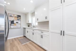 Remodeled 2Br One House From Beach Walk To Shops Dining By Beachview Rentals - Newport Beach - 3