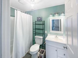 Blue Cottage, Close to Downtown & Bases! - 2