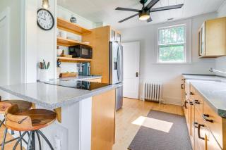 Walk to Dtwn Cozy Getaway with Patio in Charlevoix - Charlevoix - 3
