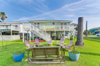 Walk to Beach Galveston Family Getaway with Patio - Galveston - 0