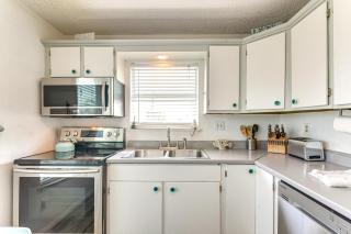 Walk to Beach Galveston Family Getaway with Patio - Galveston - 2