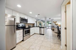 Sunny Days & Coastal Stays 2BR Villa in Coligny Beach - Hilton Head Island - 4