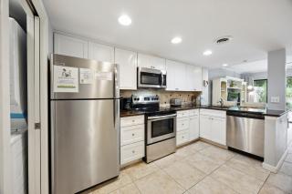 Sunny Days & Coastal Stays 2BR Villa in Coligny Beach - Hilton Head Island - 3
