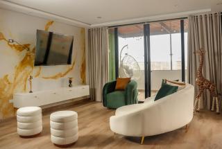 Luxurious Apt with Rooftop, BBQ, and Beach nearby - 0