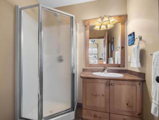 BEST LOCATION!! Steps from the Village, 4 Parking Spots, and Private Garage! - Sun Peaks - 3
