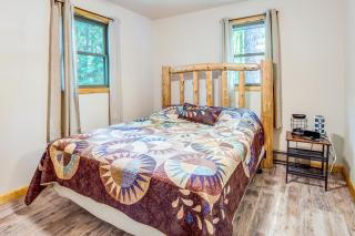 Lakefront Pearson Cottage with Swim Dock and Kayaks! - - 2