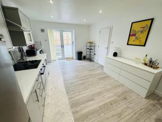 Ysgol Corner by PJ Stays - Swansea - 8