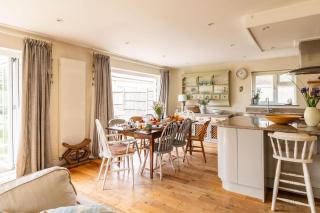 5 Bedroom Family Friendly Beach House - a skip to the water! - 1