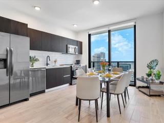 MVR Skyline 3BR Apt w Unmatched Views - 1