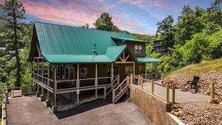 New Luxury Lodge - Gatlinburg - Mountain View! - 0