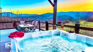 LUXURIOUS 6 Bed 5 Bath CABIN AMAZING LOCATION & PRIVACY! -4 Miles to Gatlinburg & Pidgeon Forge-Hot tub-Fireplace-King Suits-Deck-Grill-Free Parking for 8 Vehicles-Firepit-Full Kitchen-"Smoky View Cabin" - Sevierville - 8