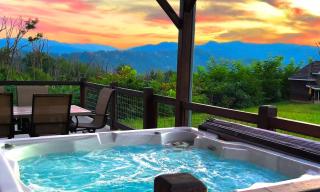 LUXURIOUS 6 Bed 5 Bath CABIN AMAZING LOCATION & PRIVACY! -4 Miles to Gatlinburg & Pidgeon Forge-Hot tub-Fireplace-King Suits-Deck-Grill-Free Parking for 8 Vehicles-Firepit-Full Kitchen-"Smoky View Cabin" - Sevierville - 9