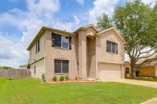 7 Mi to Downtown Baytown Spacious Home with Yard - 9