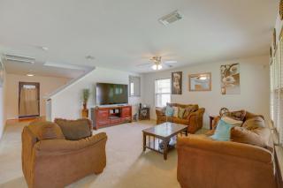 7 Mi to Downtown Baytown Spacious Home with Yard - Baytown - 0