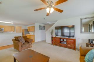 7 Mi to Downtown Baytown Spacious Home with Yard - 6