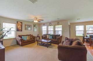 7 Mi to Downtown Baytown Spacious Home with Yard - 7