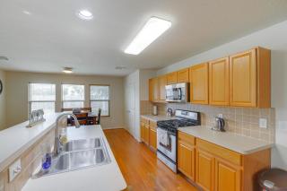 7 Mi to Downtown Baytown Spacious Home with Yard - Baytown - 2