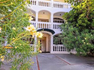 2-Bedroom Beach Apartment with Pool Costambar - 1