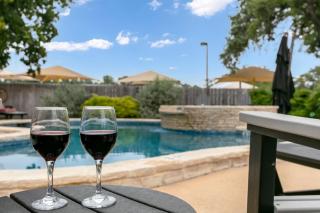 Downtown Retreat #2 - King Bed, Walk to Main, Shared Pool - Fredericksburg - 9