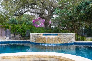 Downtown Retreat #5 - Walk to Main, Shared Pool & Hot Tub - Fredericksburg - 7