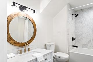 Downtown Retreat #5 - Walk to Main, Shared Pool & Hot Tub - Fredericksburg - 6
