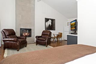 Downtown Retreat #5 - Walk to Main, Shared Pool & Hot Tub - 3