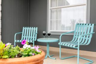 Downtown Retreat #5 - Walk to Main, Shared Pool & Hot Tub - Fredericksburg - 2