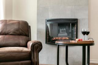 Downtown Retreat #4 - Walk to Main, Shared Pool & Hot Tub - 0