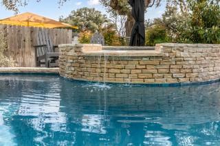 Downtown Retreat #4 - Walk to Main, Shared Pool & Hot Tub - 8