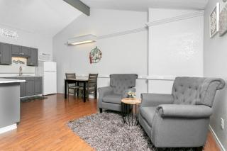Downtown Retreat #4 - Walk to Main, Shared Pool & Hot Tub - 7