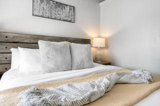 Downtown Retreat #4 - Walk to Main, Shared Pool & Hot Tub - Fredericksburg - 6