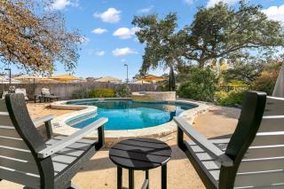 Downtown Retreat #4 - Walk to Main, Shared Pool & Hot Tub - Fredericksburg - 4