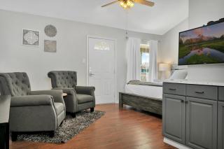 Downtown Retreat #4 - Walk to Main, Shared Pool & Hot Tub - Fredericksburg - 1