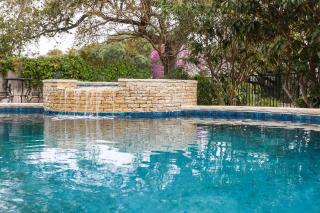 Downtown Retreat #1 - King Bed, Shared Pool, Walk to Main - Fredericksburg - 9