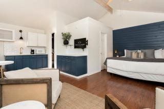 Downtown Retreat #1 - King Bed, Shared Pool, Walk to Main - Fredericksburg - 6