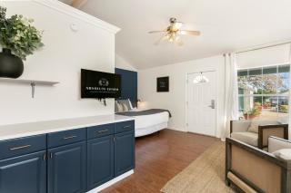 Downtown Retreat #1 - King Bed, Shared Pool, Walk to Main - Fredericksburg - 5