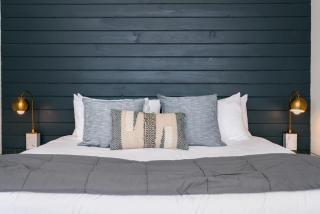 Downtown Retreat #1 - King Bed, Shared Pool, Walk to Main - Fredericksburg - 3