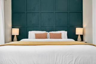 Downtown Retreat #6 - Walk to Main, Shared Pool & Hot Tub - Fredericksburg - 9