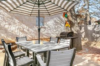 Downtown Retreat #6 - Walk to Main, Shared Pool & Hot Tub - Fredericksburg - 8