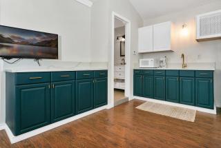 Downtown Retreat #6 - Walk to Main, Shared Pool & Hot Tub - 4