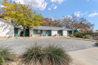 Downtown Retreat #6 - Walk to Main, Shared Pool & Hot Tub - Fredericksburg - 1