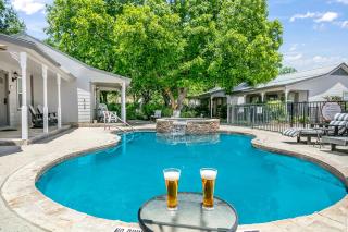 Main Street Retreat #18 - King Bed, On Main St, Shared Hot Tub & Pool - Fredericksburg - 8