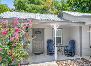 Main Street Retreat #18 - King Bed, On Main St, Shared Hot Tub & Pool - Fredericksburg - 5