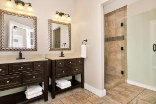Main Street Retreat #18 - King Bed, On Main St, Shared Hot Tub & Pool - Fredericksburg - 3