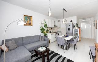 2 Bedroom Amazing Apartment In Gustirna - Gustirna - 8