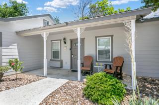 Main Street Retreat #17 - On Main, King Bed, Shared Hot Tub and Pool - 9