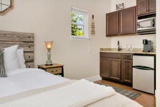 Main Street Retreat #17 - On Main, King Bed, Shared Hot Tub and Pool - Fredericksburg - 8