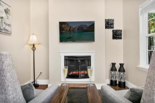 Main Street Retreat #17 - On Main, King Bed, Shared Hot Tub and Pool - Fredericksburg - 7